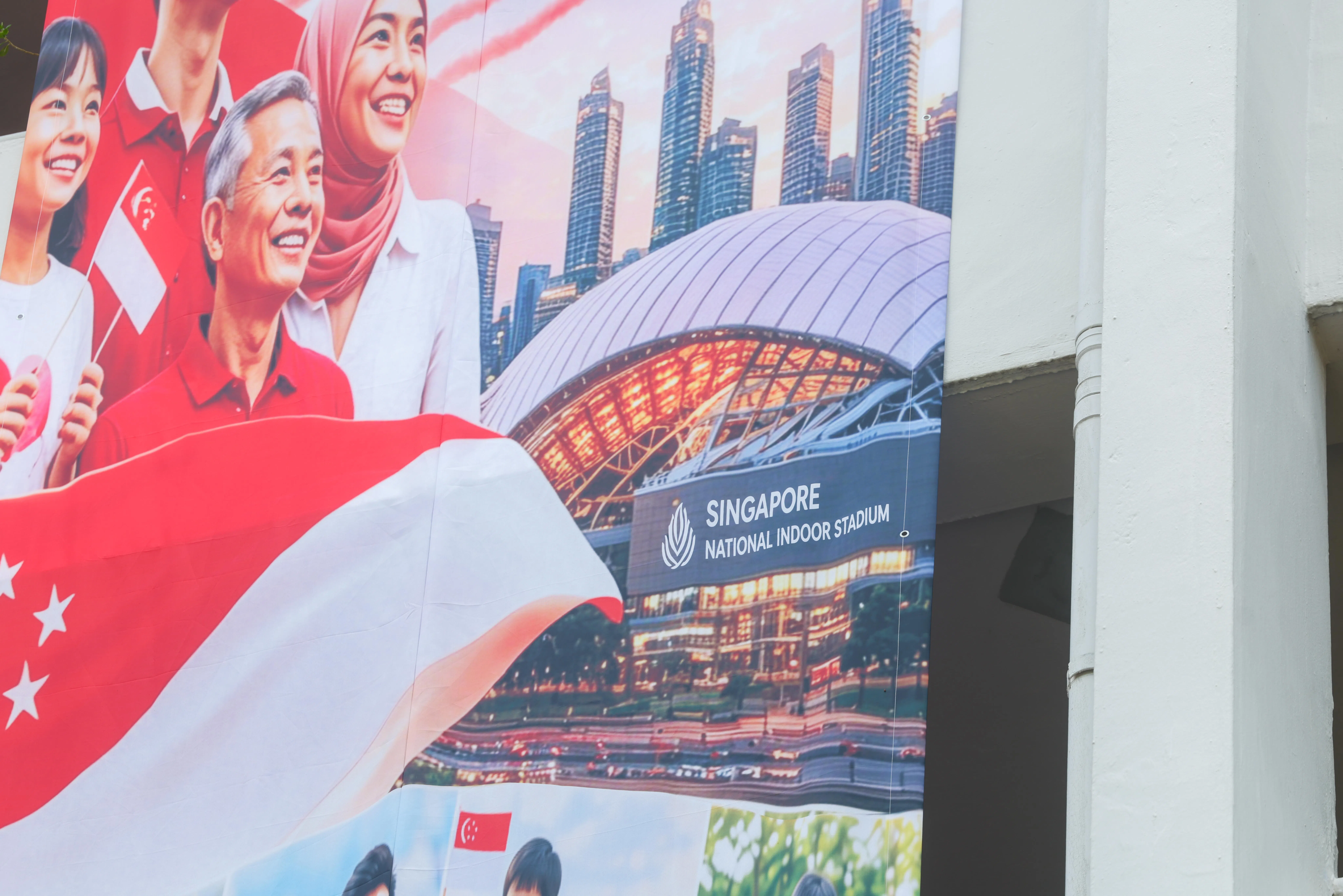 竖向布条上的本地著名地标国家体育场（National Stadium）的英文字被误写成“Singapore National Indoor Stadium”，即新加坡国家室内体育馆。（吴先邦摄）