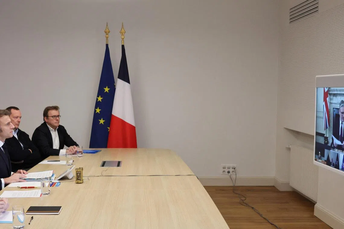 法国总统马克龙（左一）周六参与由英国首相斯塔默主持的线上会议，讨论乌克兰问题。（法新社）