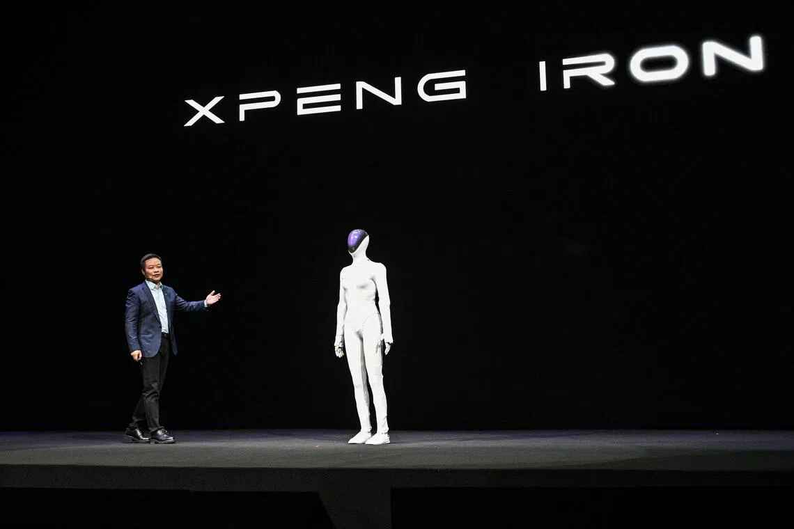 小鹏汽车也在星期三的“小鹏2025年人工智能日”上发布了它下一代钢铁人形机器人（Iron Humanoid robot）。（法新社）