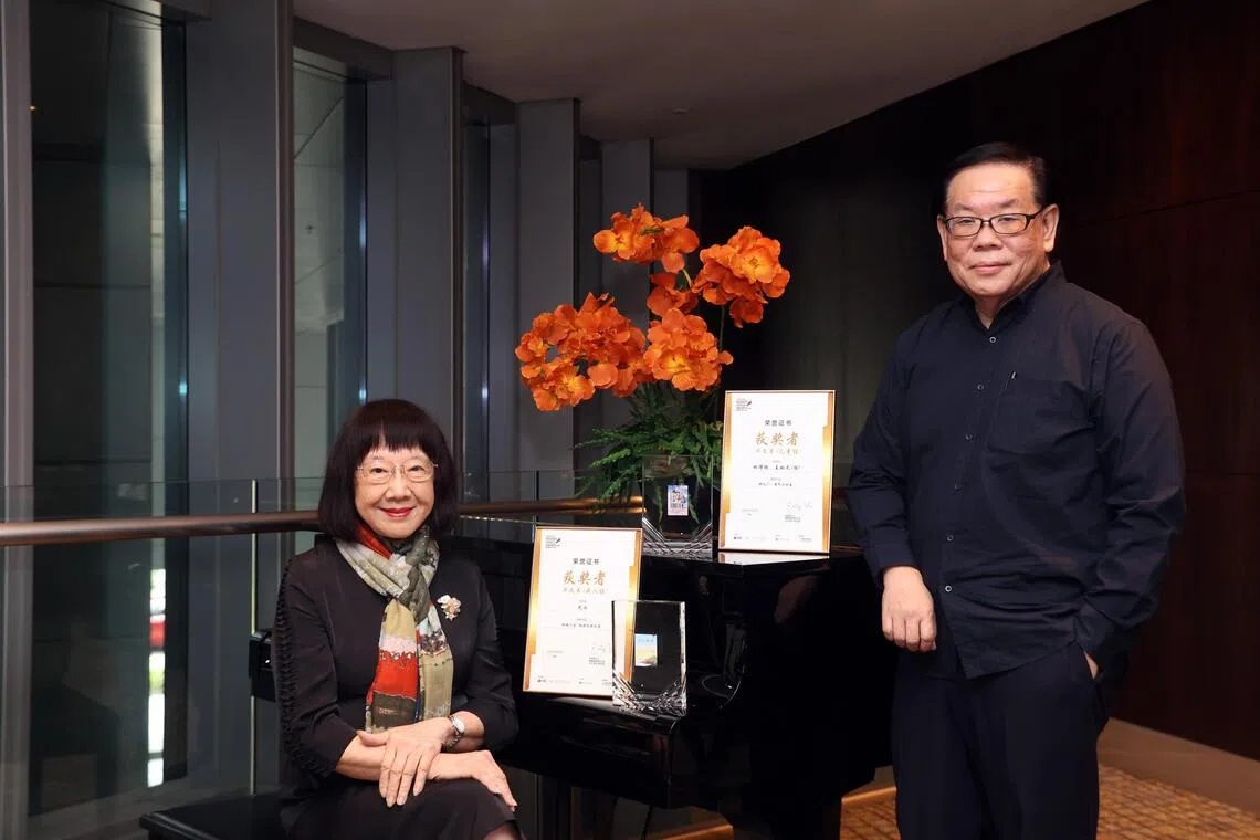 “读者票选好书”颁奖礼星期六在卡尔登酒店举行，由林得楠（右）著的《哪吒1——勇气和担当》获得中文儿童组优胜作品奖。本地作家尤今的《加减人生：畅谈处世之道》也荣获中文成人组优胜作品。（邝启聪摄）