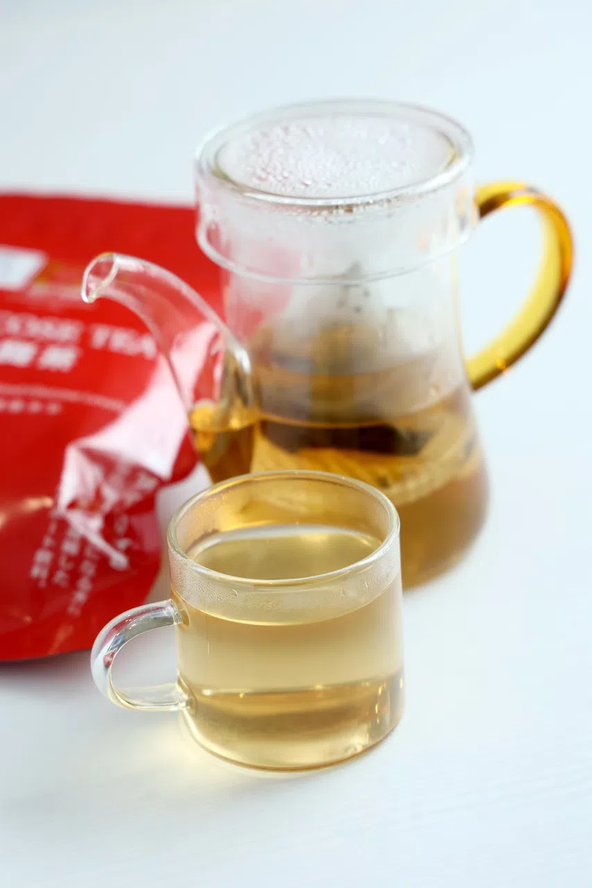 每天喝一两次糖降茶，据称有助维持血糖健康水平。（龙国雄摄）