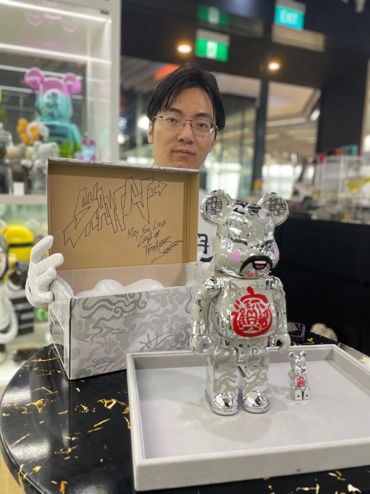 Shawn最得意的收藏品之一便是由新加坡设计师Jahan Loh设计的“银色财神”。