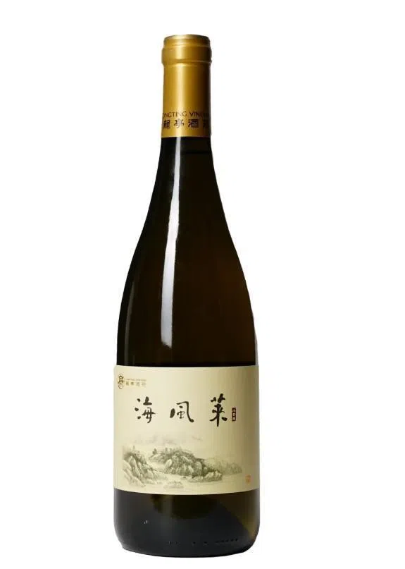 龙亭酒庄的“海风莱”2022年份小芒森干白葡萄酒。（金蜓湾提供）