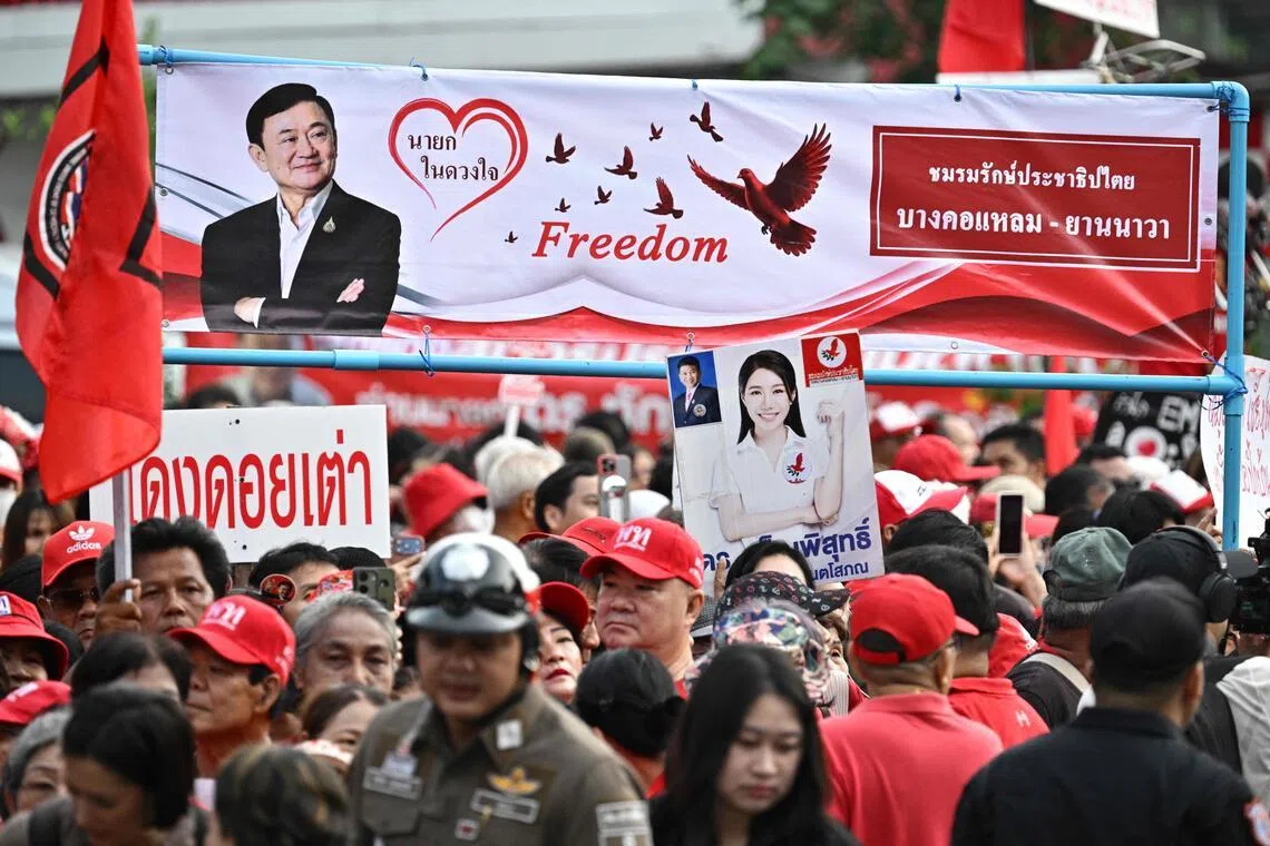 5月11日，泰国前首相达信的支持者在监狱附近等候他获释。（法新社）