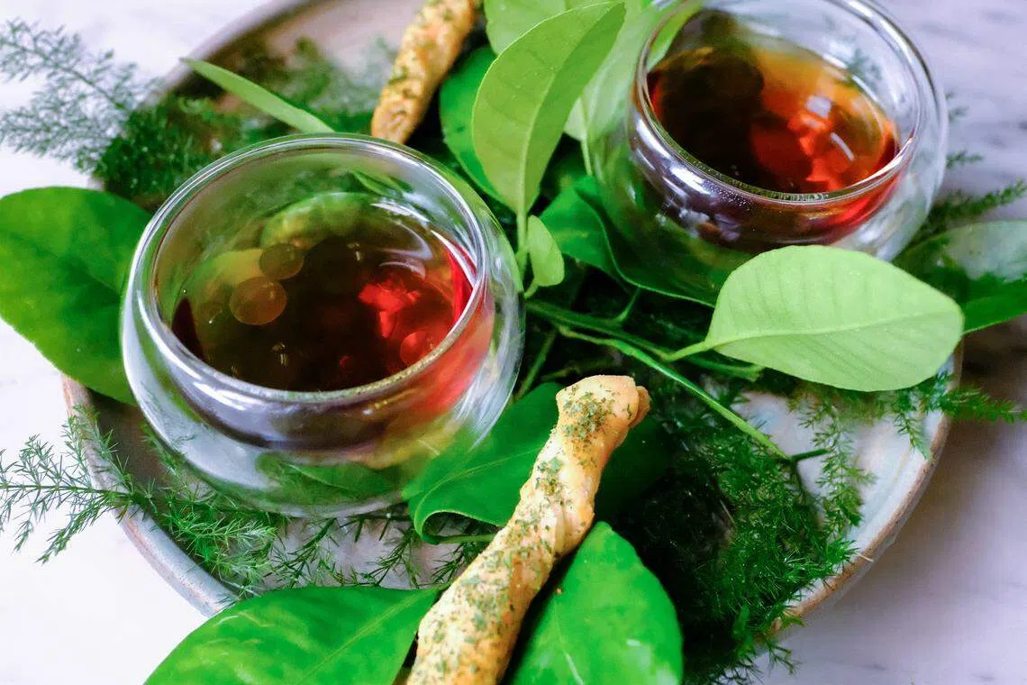 Mushroom Garum Broth是道蔬菜汤，鲜美可口。（餐馆提供）