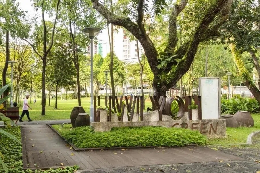 缶窑埔（Hwi Yoh Green）内摆列三两组用水泥仿制的灰黑色陶土缸。（林高提供）