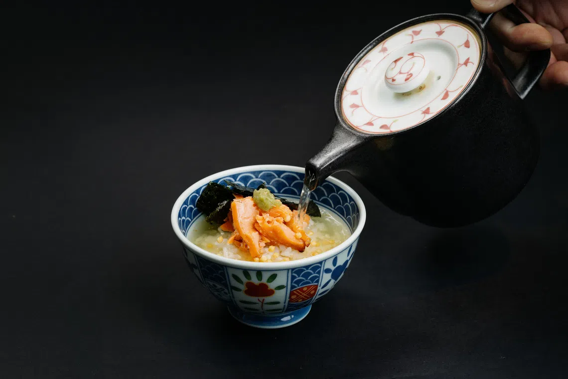 京都风味高汤淋在剩余米饭和烤鱼上，就成了传统茶泡饭“御茶渍”。（餐馆提供）