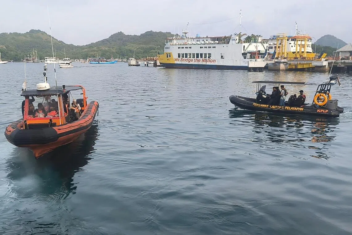 印尼一艘旅游船在惊涛骇浪中翻覆后，搜救人员星期六在搜寻失踪的外国游客。（法新社）
