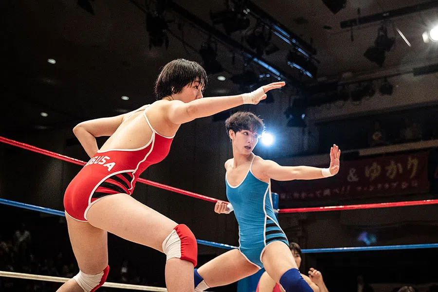 刚力彩芽（右）和唐田英里佳成功演绎“猛击少女”飞鸟母狮和长与千种。（互联网）