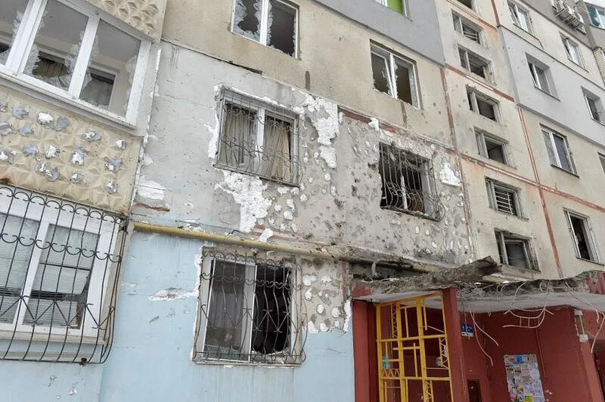 乌克兰城市哈尔科夫的一座居民楼在最新一轮炮击中伤痕累累。自俄罗斯对乌克兰发动全面进攻以来，战事已造成至少198名乌克兰人死亡。（法新社）