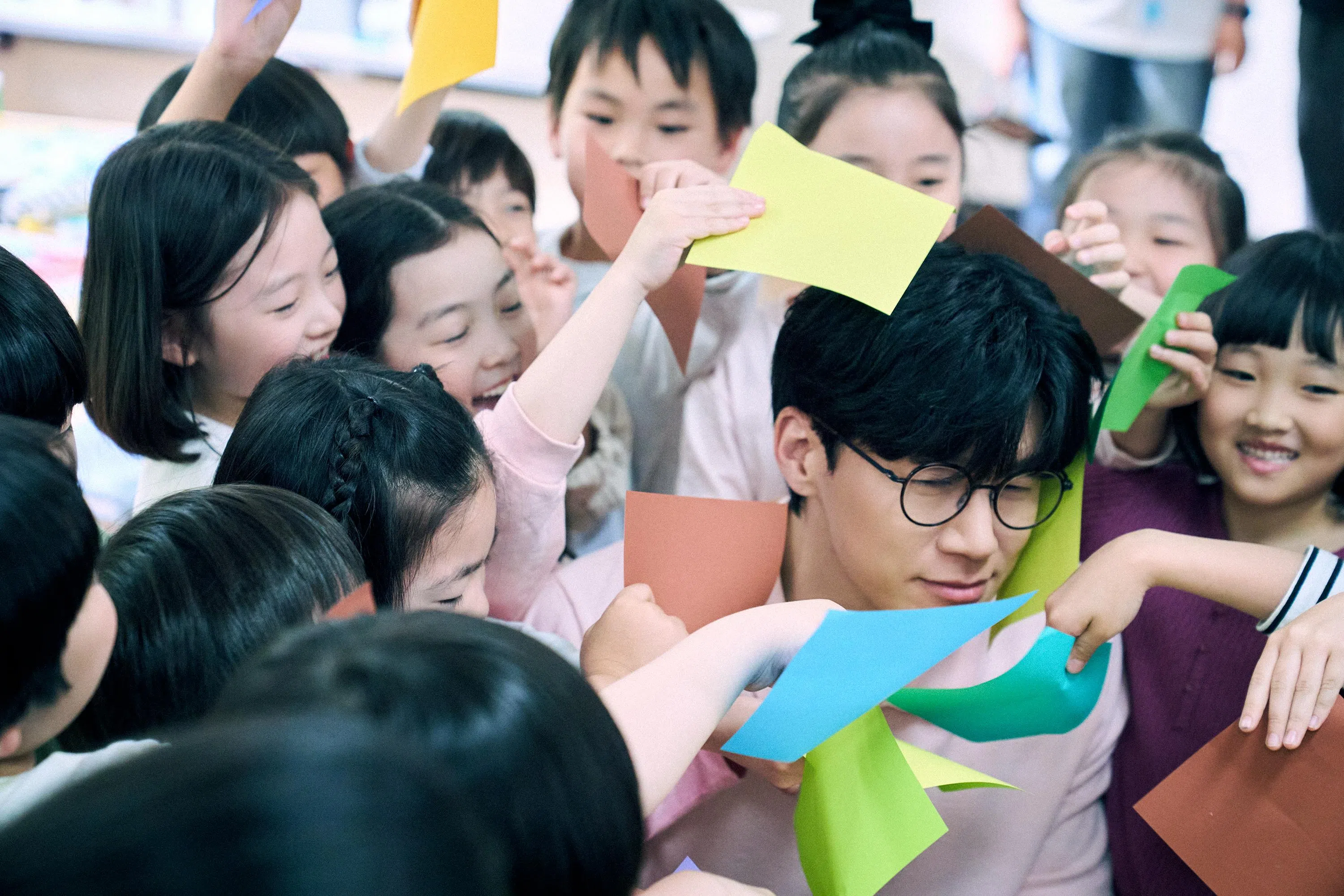 金武烈饰演的罗华振化身小学班主任，体验老师的艰辛。（Netflix提供）