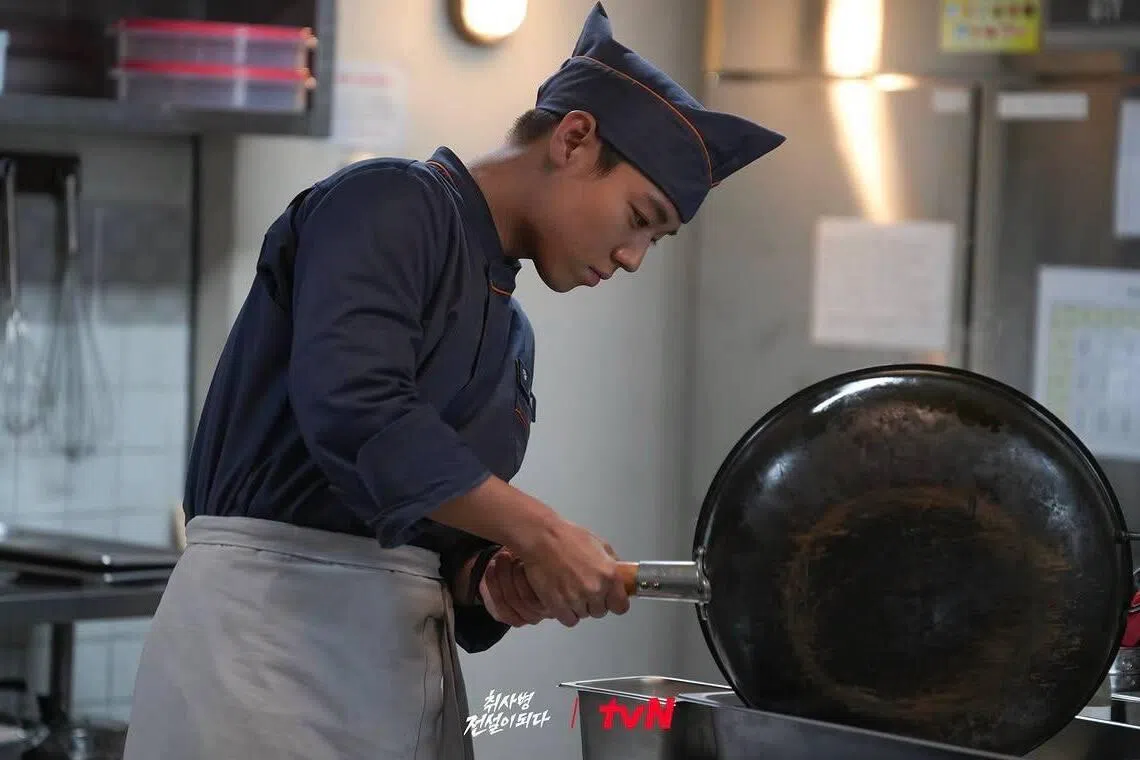 姜成宰以精湛的厨艺征服战友们的味蕾。（取自TVN Drama IG）