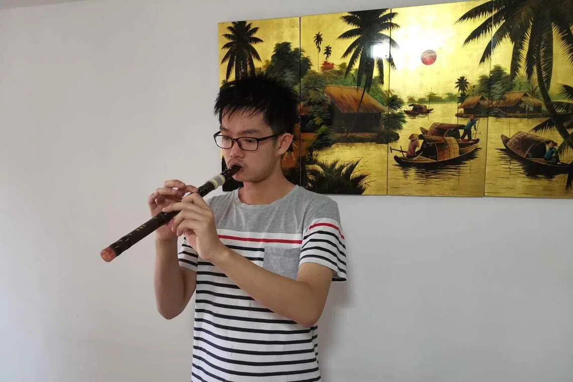 对谢光智来说，练习吹笛子是一种让自己感到平静、专注和快乐的方式。（受访者提供）