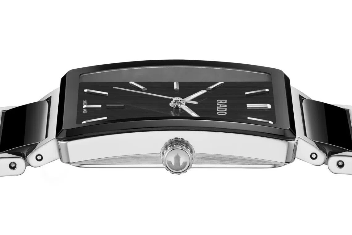 Integral40周年纪念款，表盘上的黑色垂直拉丝纹理呈现微妙层次变化。（雷达表提供）