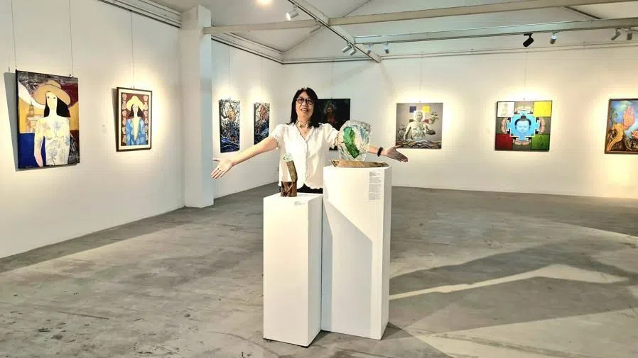 展览邀请客卿艺术家包括新加坡陈淑芳，展出玻璃艺术作品。（TUJU艺术团体提供）