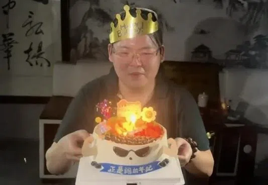 寿星公向佑看来心情不错。（取自抖音）