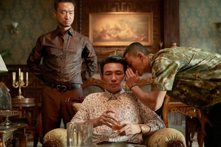 影帝黄晸珉（中间坐着者）演技精湛但却被韩国媒体记者讨厌，以高票拿下“最没礼貌演员”冠军。（取自Netflix官网）