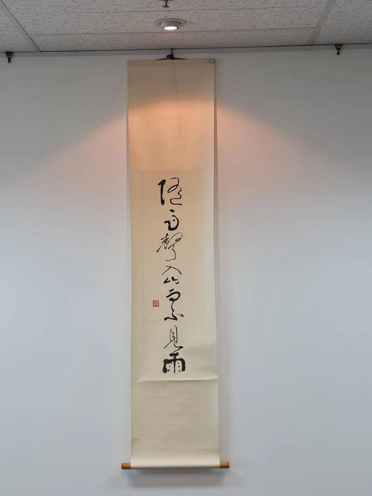 洛夫这首《随雨声入山而不见雨》曾引 起新加坡文坛一场论战。（台北驻新加坡代表处提供照片）