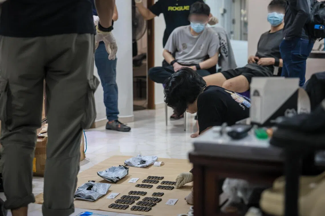 依托咪酯去年9月1日被列为C级毒品，图为中央肃毒局人员首次扫荡贩售丧尸烟弹团伙，并在一个组屋单位中搜出多个丧尸烟弹。（档案照片）