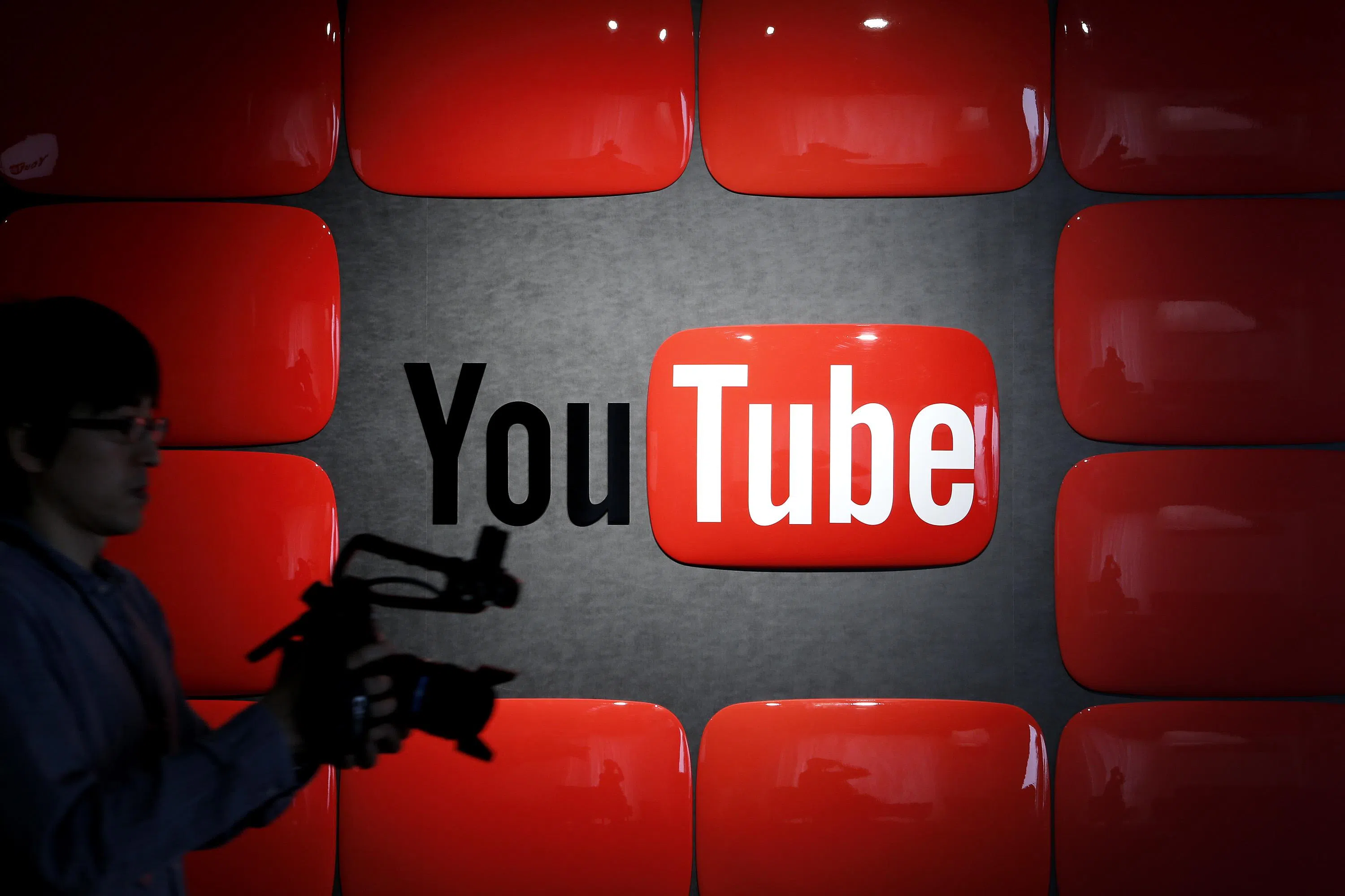 如果YouTube被Alphabet董事会选择分拆，或是被监管机构邀请而被剥离母公司，Alphabet的价值可能会增加约1900亿美元，即每股增加多15美元。（彭博社）