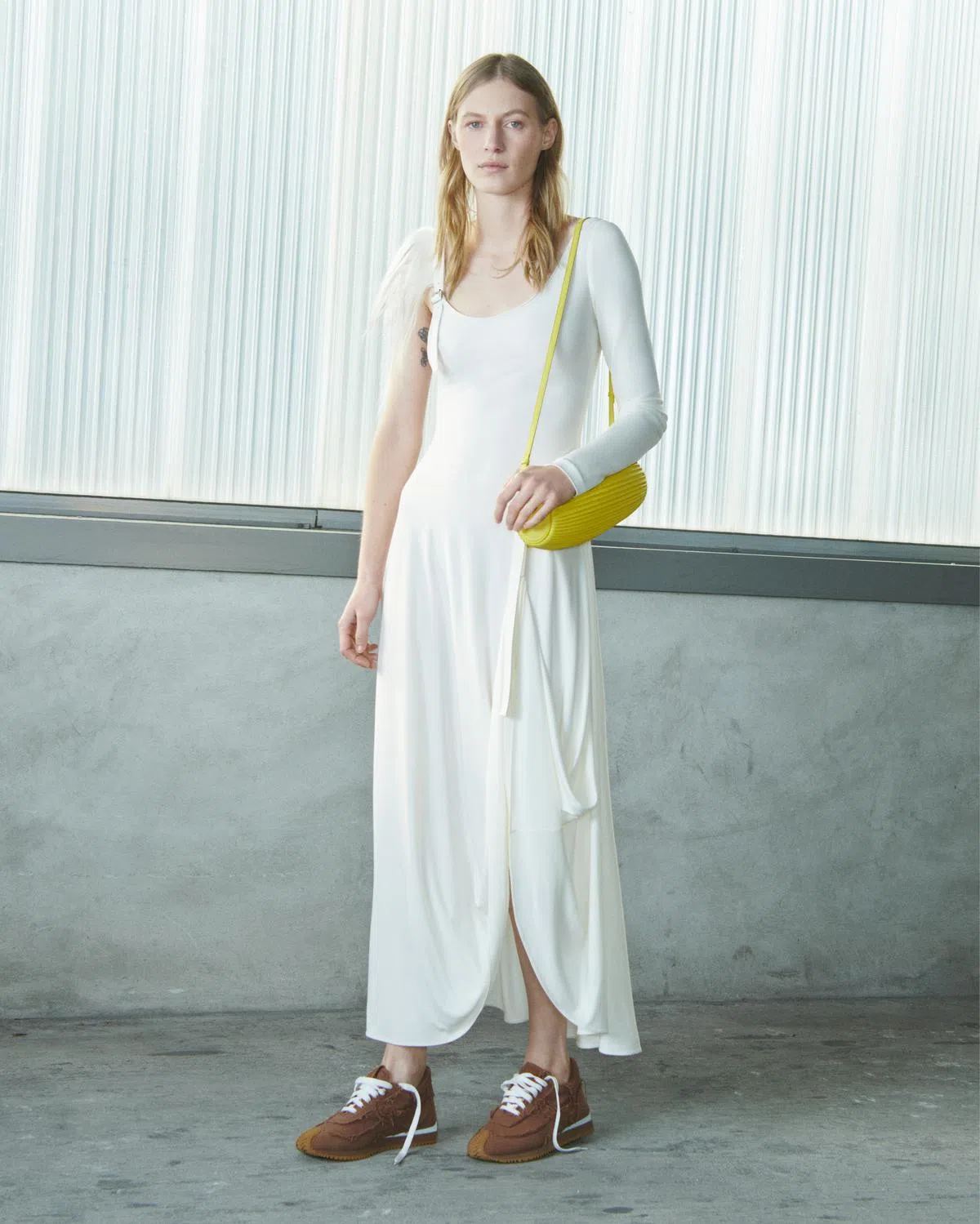Loewe的横向水桶包别有时髦意趣。（品牌提供）