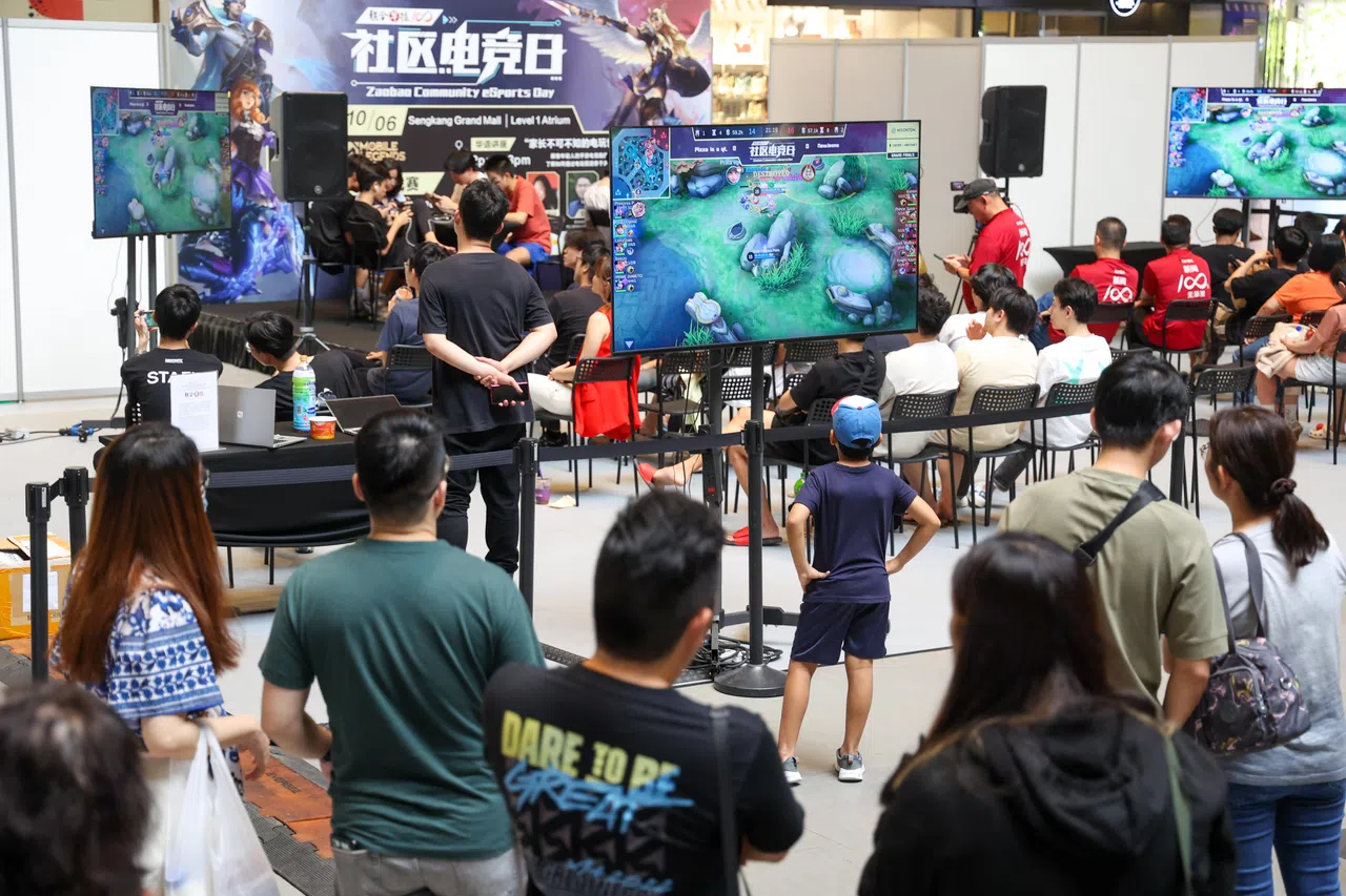 《联合早报》在盛港汇购物中心举办“早报社区电竞日”，16支队伍之间的精彩博弈吸引不少公众驻足围观。（蔡家增摄）