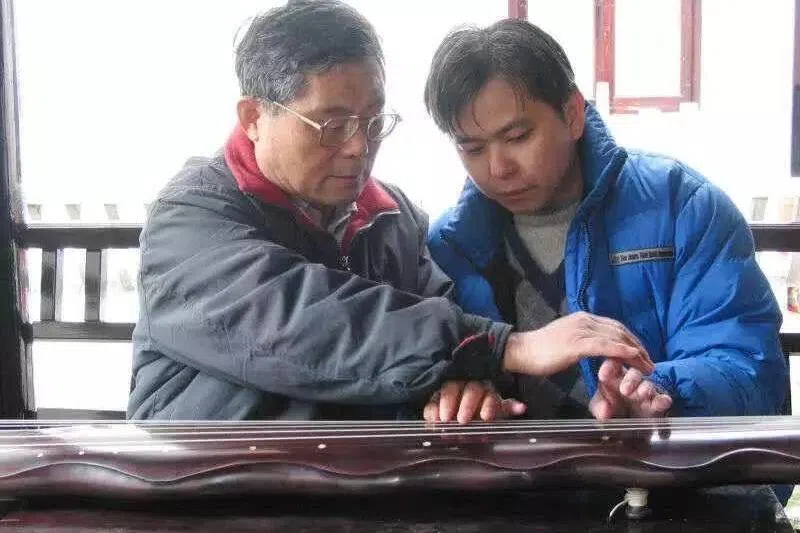 蒋保罗（右）向中国古琴大师成公亮学琴。（受访者提供）