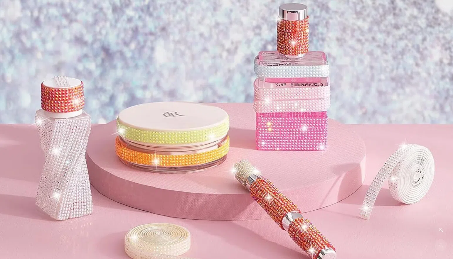 随着Bedazzling装饰风正火，电商平台售卖各种类型的贴片、贴纸胶带。（取自Amazon）