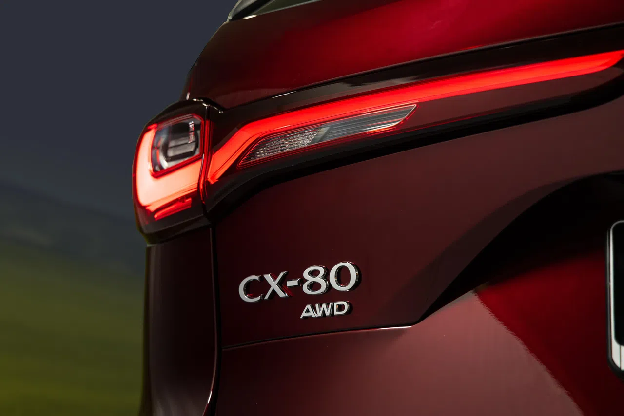 CX-80的弯折尾灯设计提升车子时尚感。（车商提供）