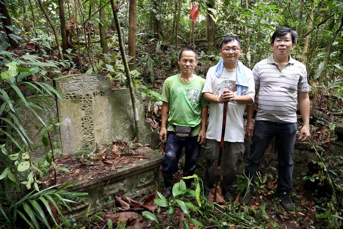 新恒山亭与武吉布朗四座有81年至138年历史的老墓，2014年被本地文史工作者重新发现，成了研究建国总理李光耀外祖父蔡金鼎家族的重要史料。专门帮人打理墓园的苏亚明（左起）、本地著名寻墓人吴安全和文史工作者林志强摄于建国总理李光耀曾外祖父蔡应昌的墓前，这个藏在深山老林的古墓已有138年历史。（档案照片）