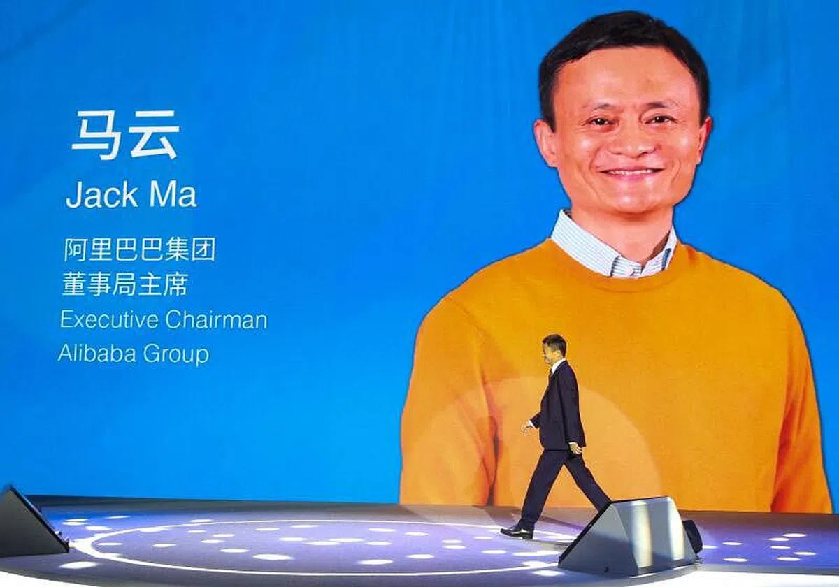 人民网在他退休时的评价，“没有所谓的马云时代，只有时代中的马云”，也被许多网民再次引用形容当下的马云。图为马云2018年以阿里巴巴集团董事局主席身份出席活动。（法新社档案图） 