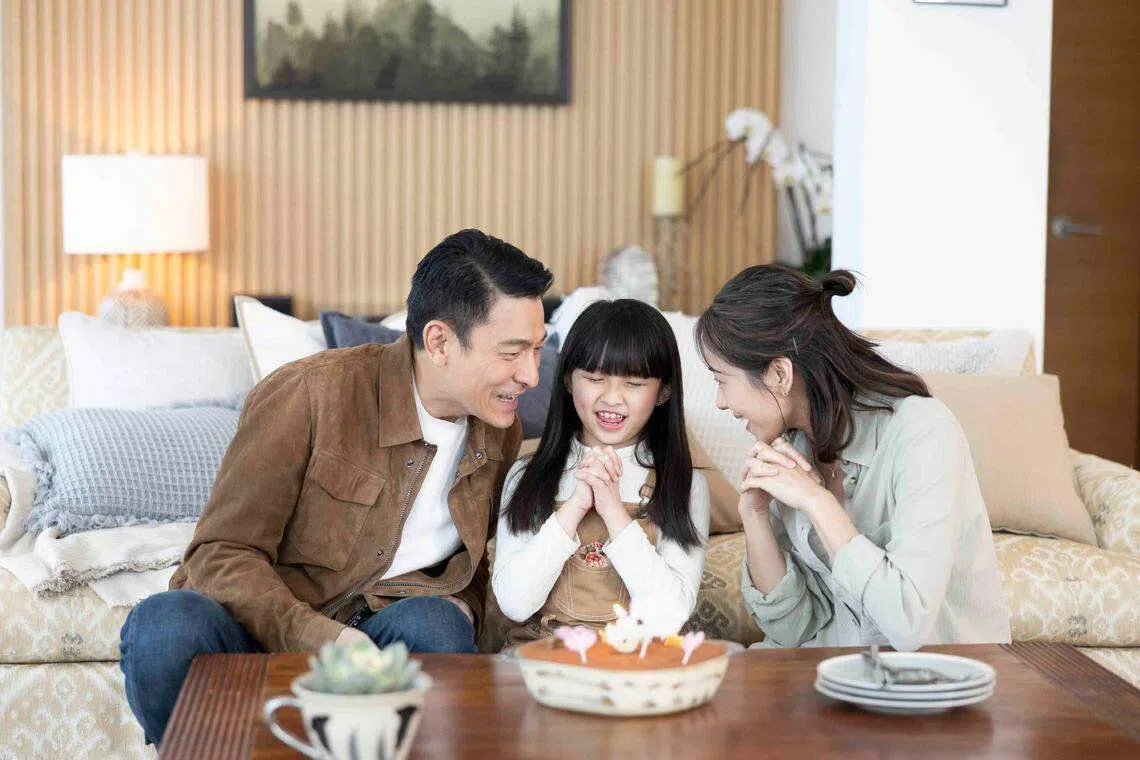 刘德华（左）与林嘉欣（右）在 《速命道》演夫妻，片中育有一女。（嘉华提供）
