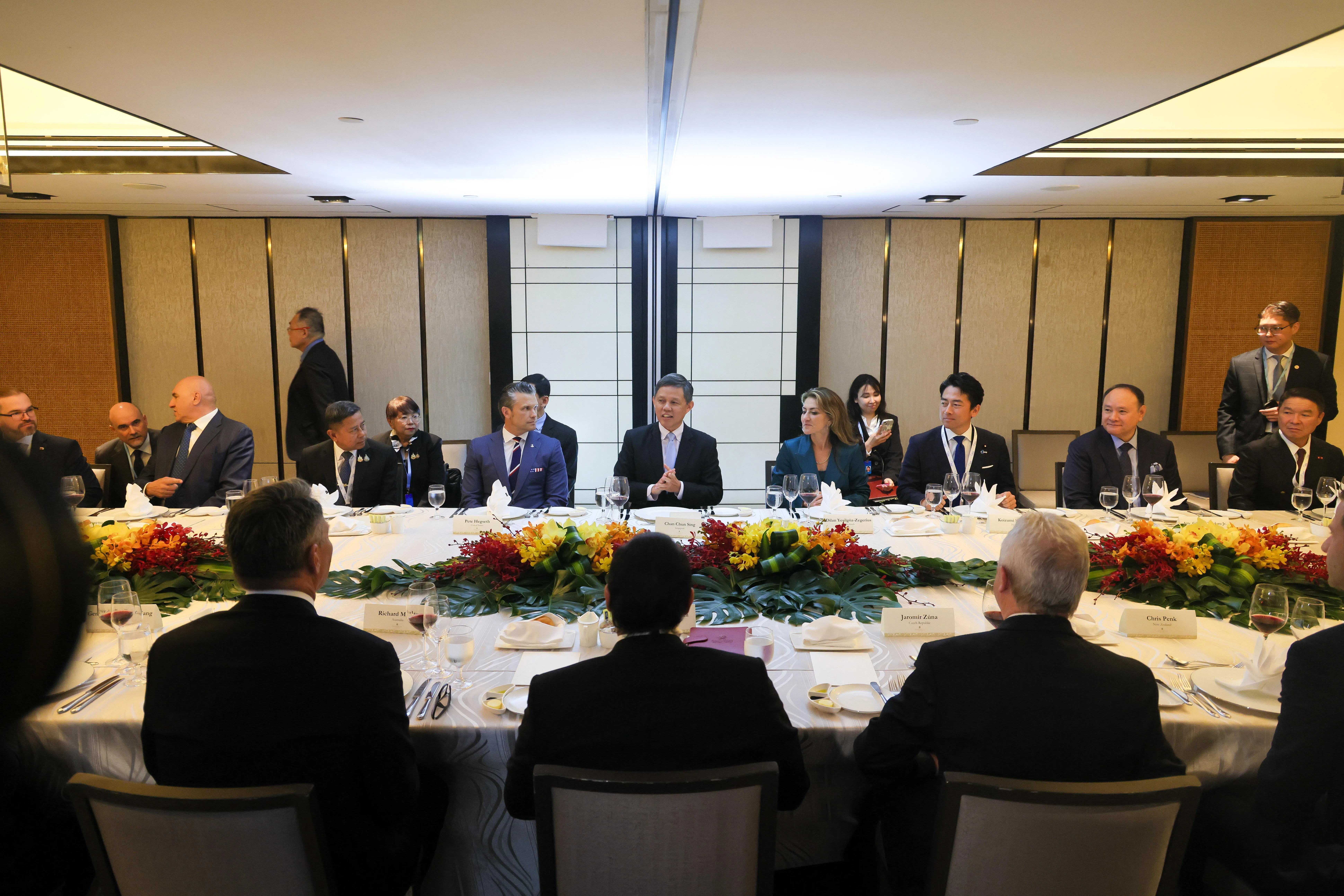 公共服务统筹部长兼国防部长陈振声（面对镜头者，中间）在香会举行第二天，招待31名部长和国家代表共进午餐。坐在他右侧的是美国战争部长赫格塞斯，左侧则是荷兰副首相兼防长迪兰·耶希尔格兹。（张俊杰摄）