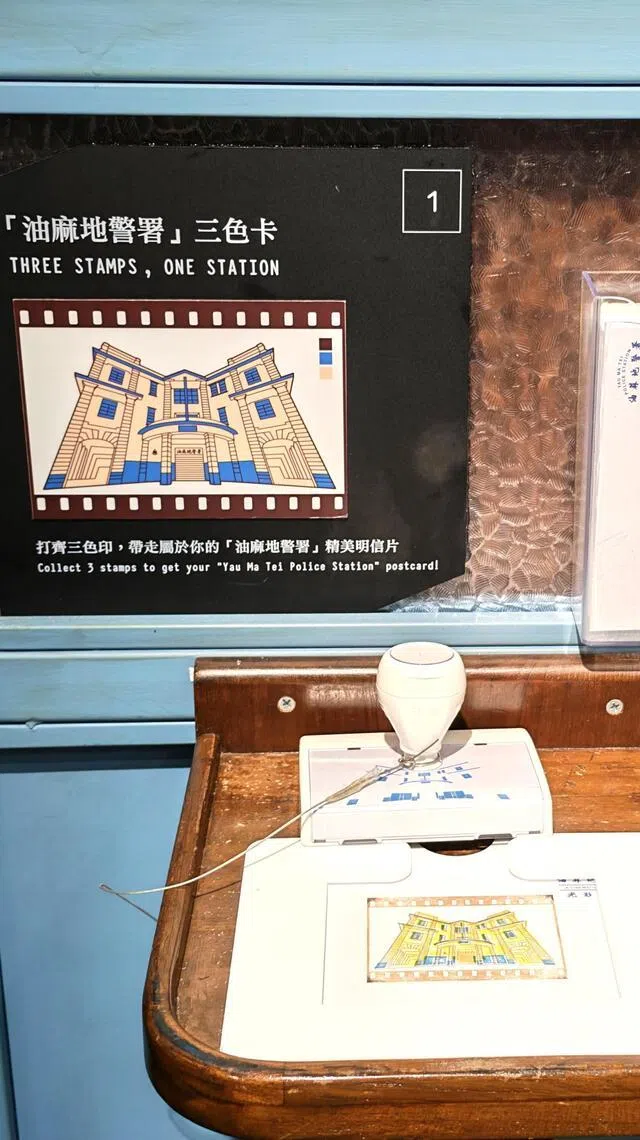 在杂差房指定区域盖齐专属明信片的三色印章。（陈爱薇摄）