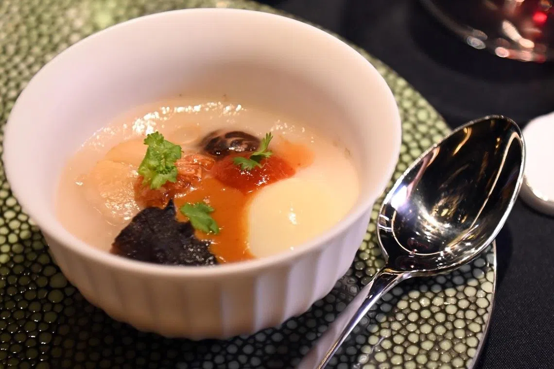福建传统小吃同安湾仔糕，加入佛跳墙食材，味道更精致。（餐馆提供）
