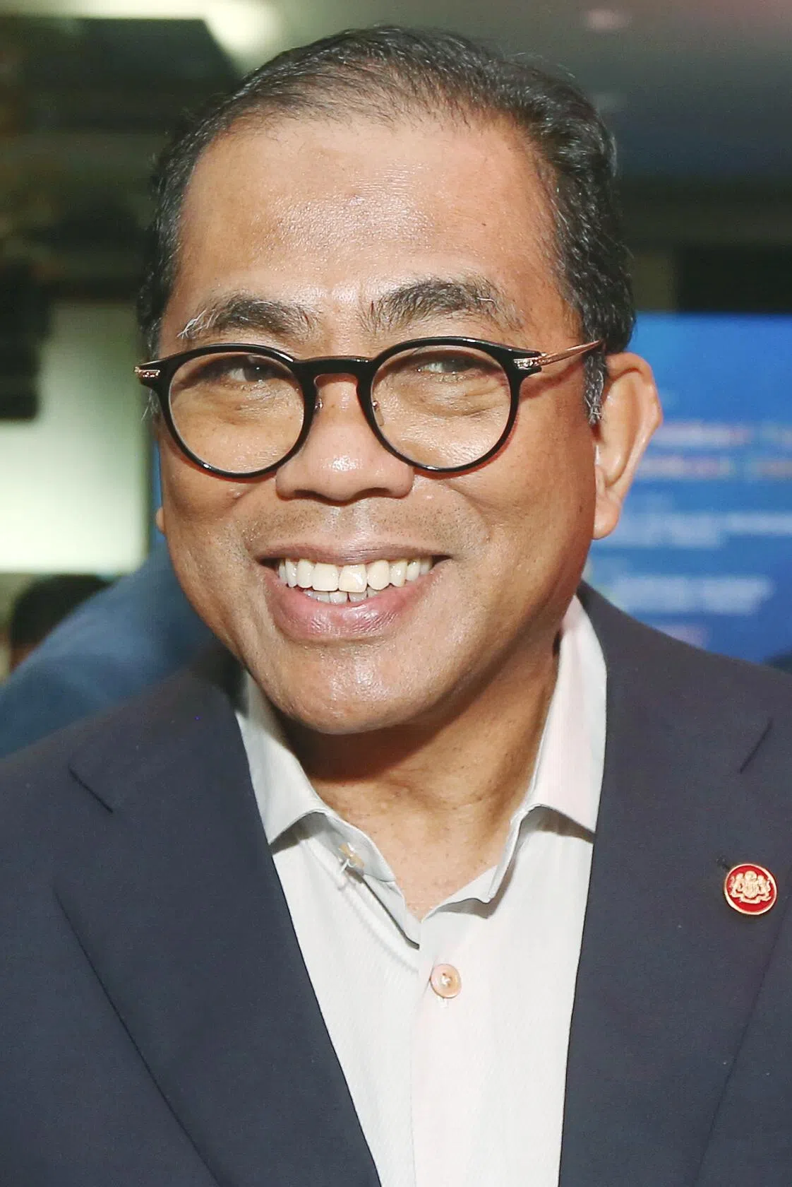 原任高教部长莫哈末卡立诺丁接任防长，他是巫统副主席，向来被视为巫统主席阿末扎希的亲信。（星报）