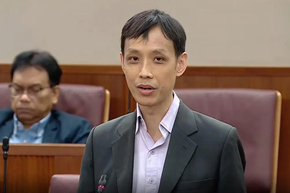 官委议员何伟伦副教授认为，社会红利应兼具“全民”与“渐进”性质，即人人都有份，但经济条件较差者，可获得更多。（gov.sg视频截图）