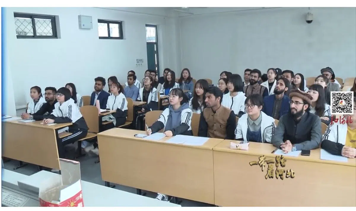 一张关于两名女学生配一个男留学生的照片在网络上流传，配文是“疑似河北师范大学为巴基斯坦留学生准备的女学伴”。（河北师范大学国际文化交流学院官网） 