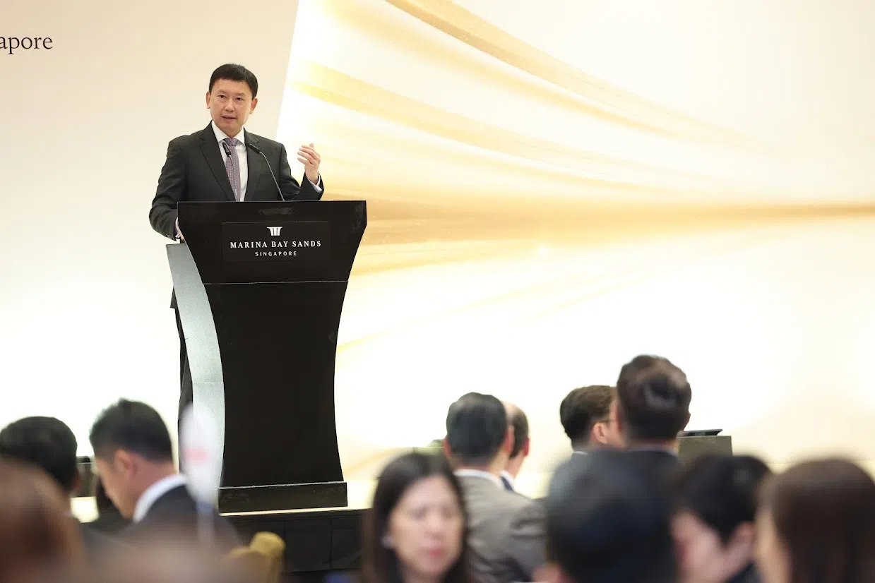 徐芳达宣布，金管局和新加坡银行与金融学院已联合10家试行项目的金融机构，解读采纳人工智能对某些岗位的意义，并测试和改进支持我国劳动力的方法。（新加坡银行与金融学院提供）