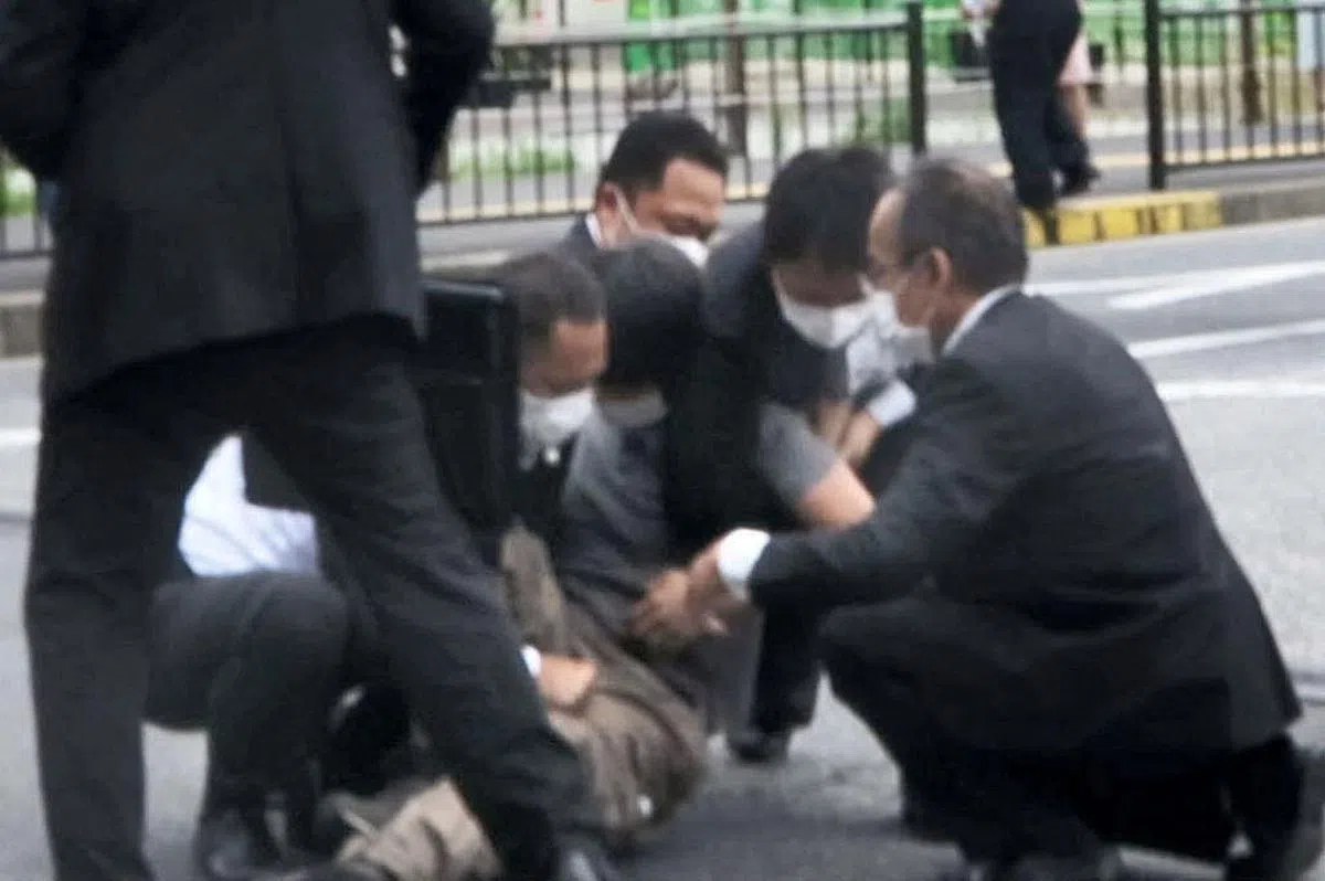 向安倍晋三开枪的嫌犯被制伏。（路透社/共同社）