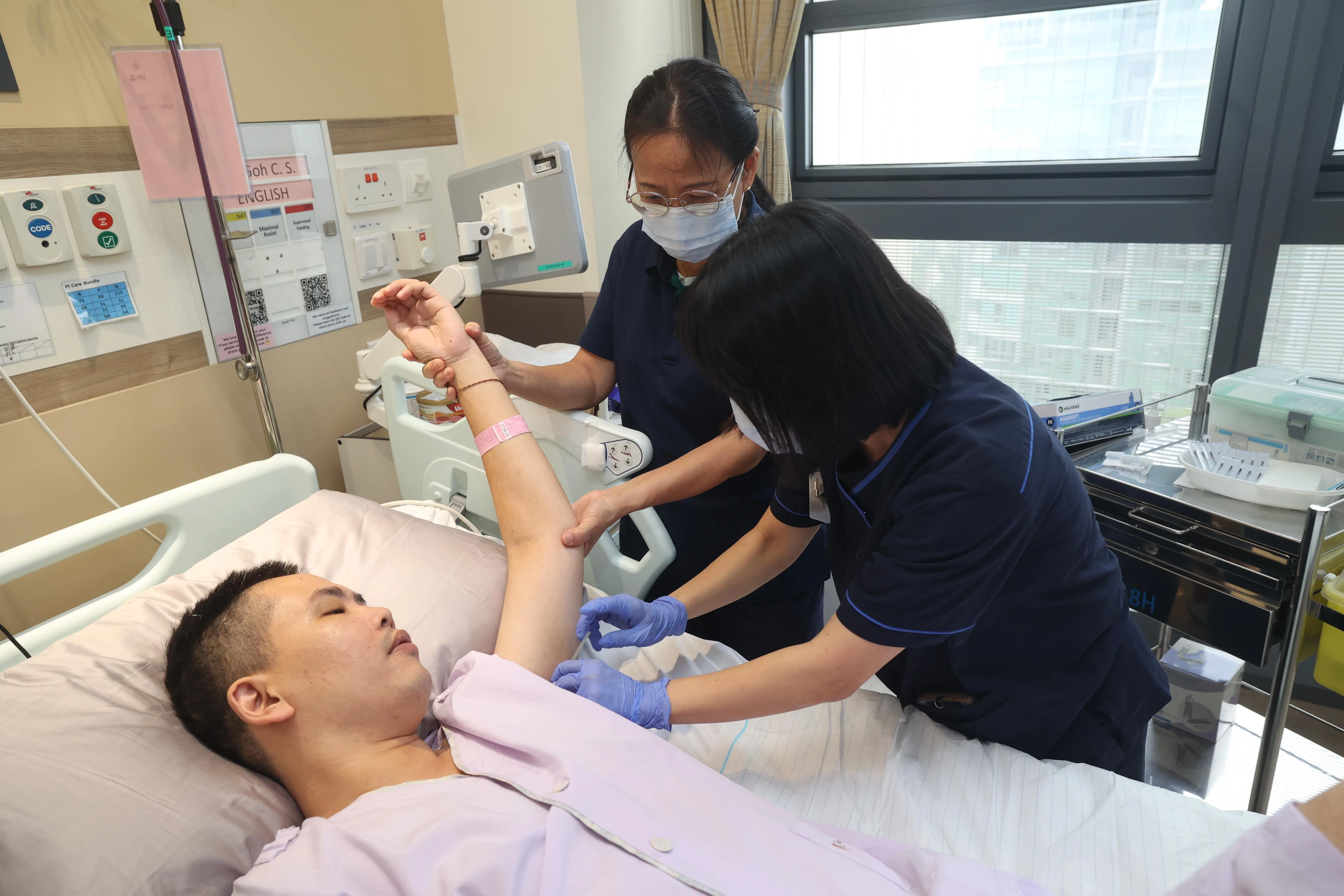 虽然吴锦雄左侧身体目前仍有些无力，但肢体活动能力和感官功能正逐渐改善。（蔡家增摄）