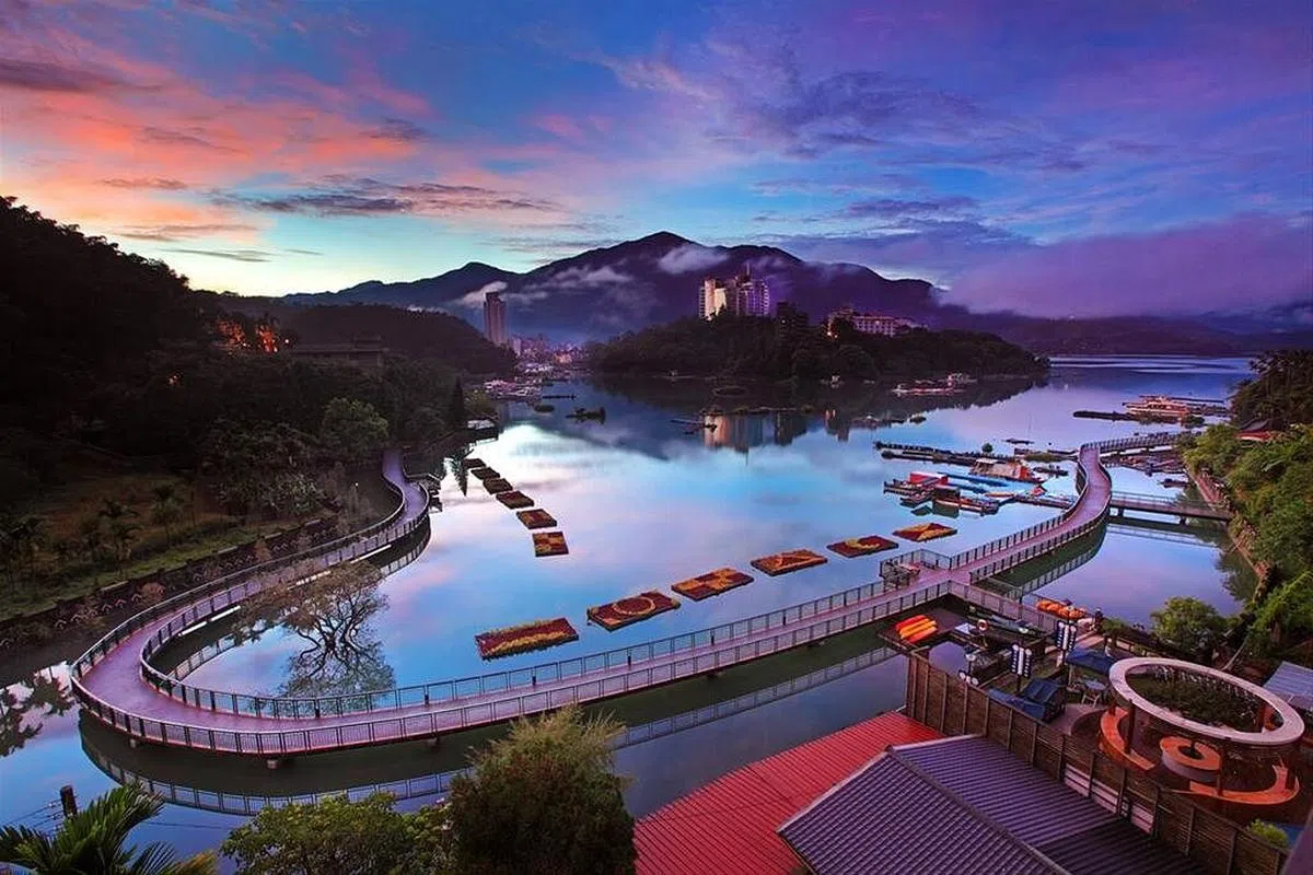日月潭被美国CNNGO选为全球10大最美的自行车道之一。（图/台湾观光局日月潭国家风景区官网）