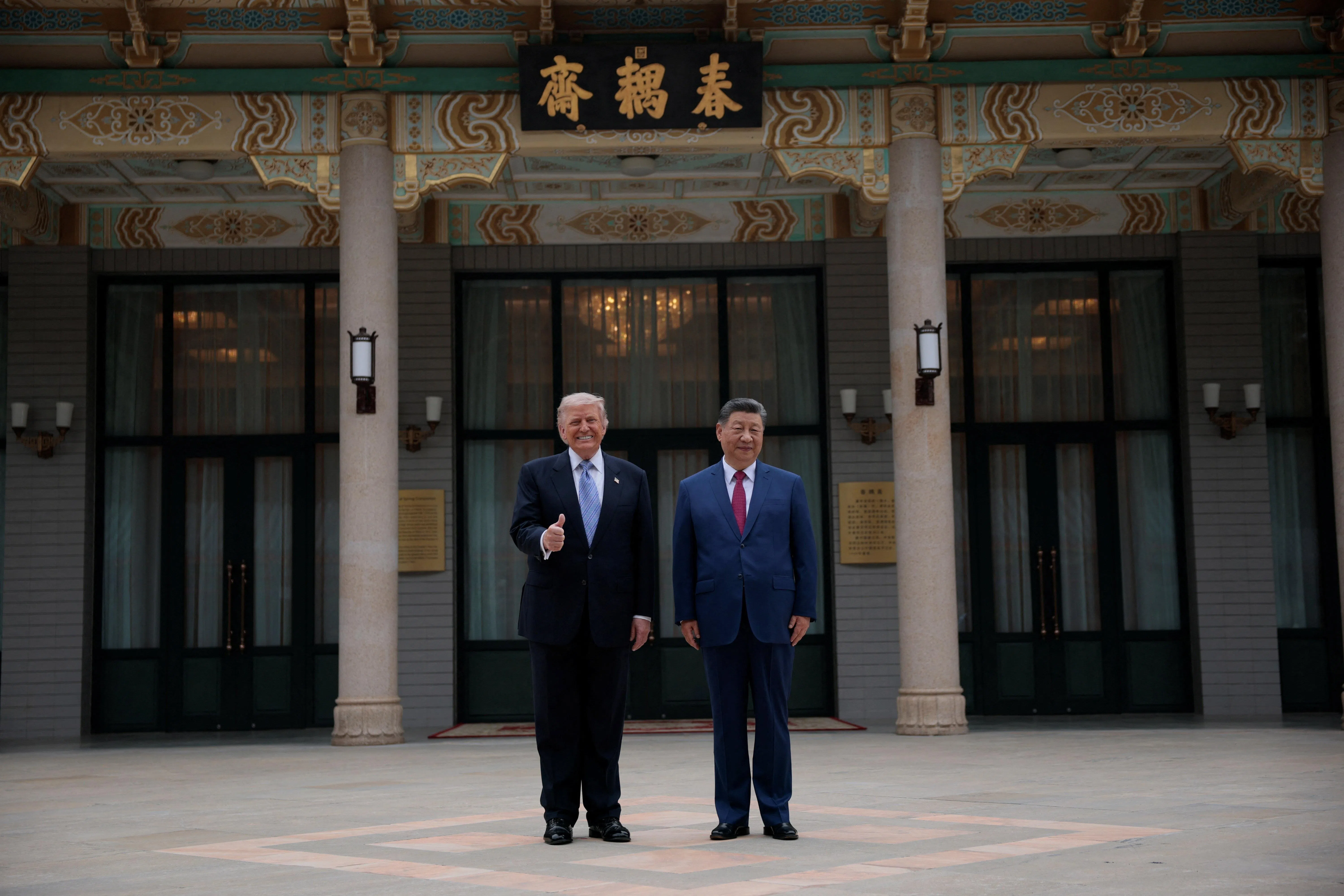 中国国家主席习近平（右）与美国总统特朗普星期五（5月15日）在北京中南海花园散步合影。（路透社）