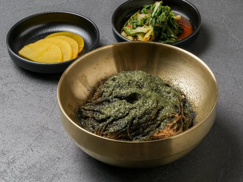 不加三文鱼刺身的紫苏荞麦面适合素食者食用。（餐馆提供）