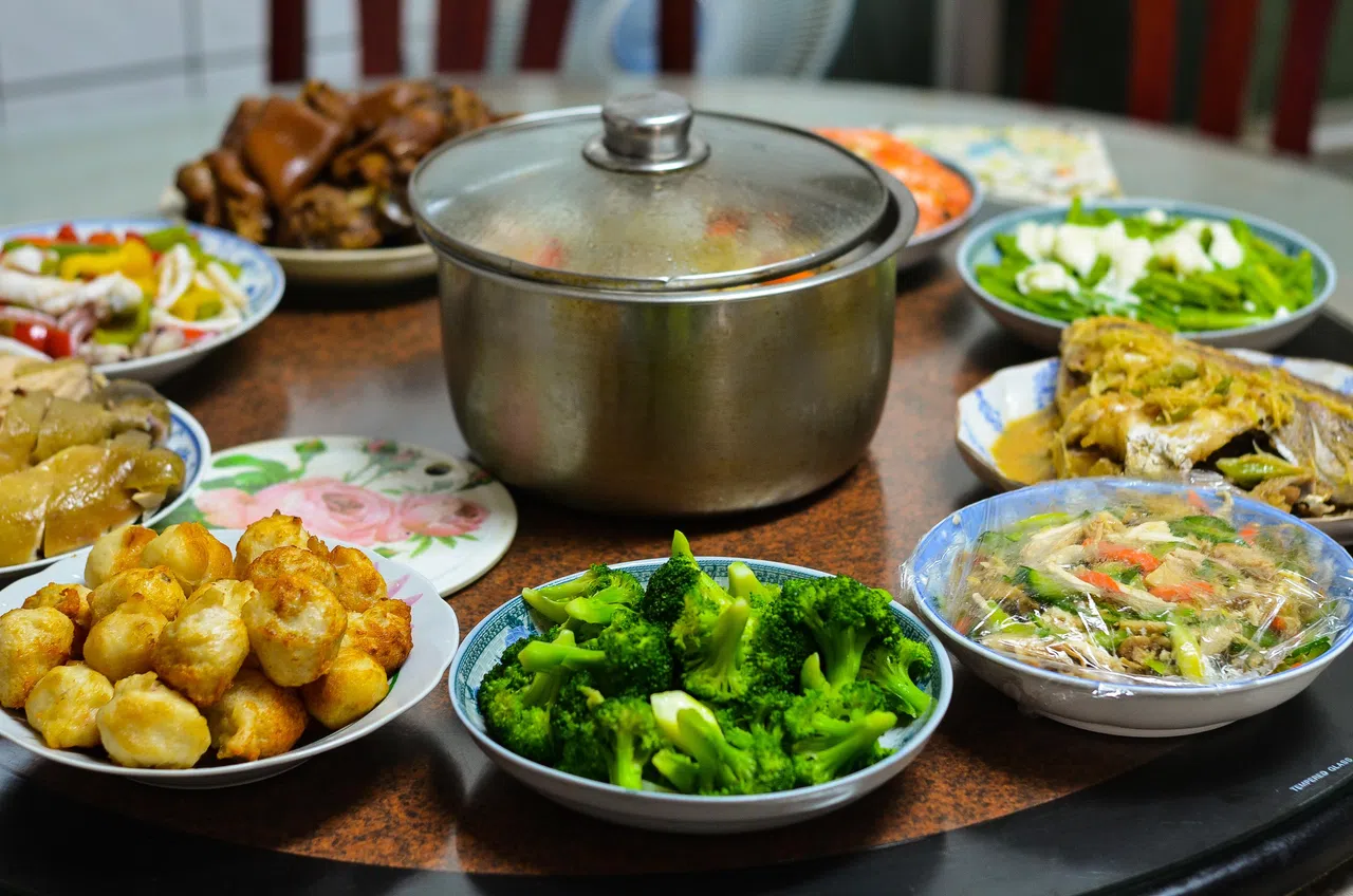  吃团圆饭前不要故意节食，以免让自己太饿，更容易饮食过量。如果晚餐特别丰盛，午餐可少吃，但不应什么都不吃。（iStock图片）