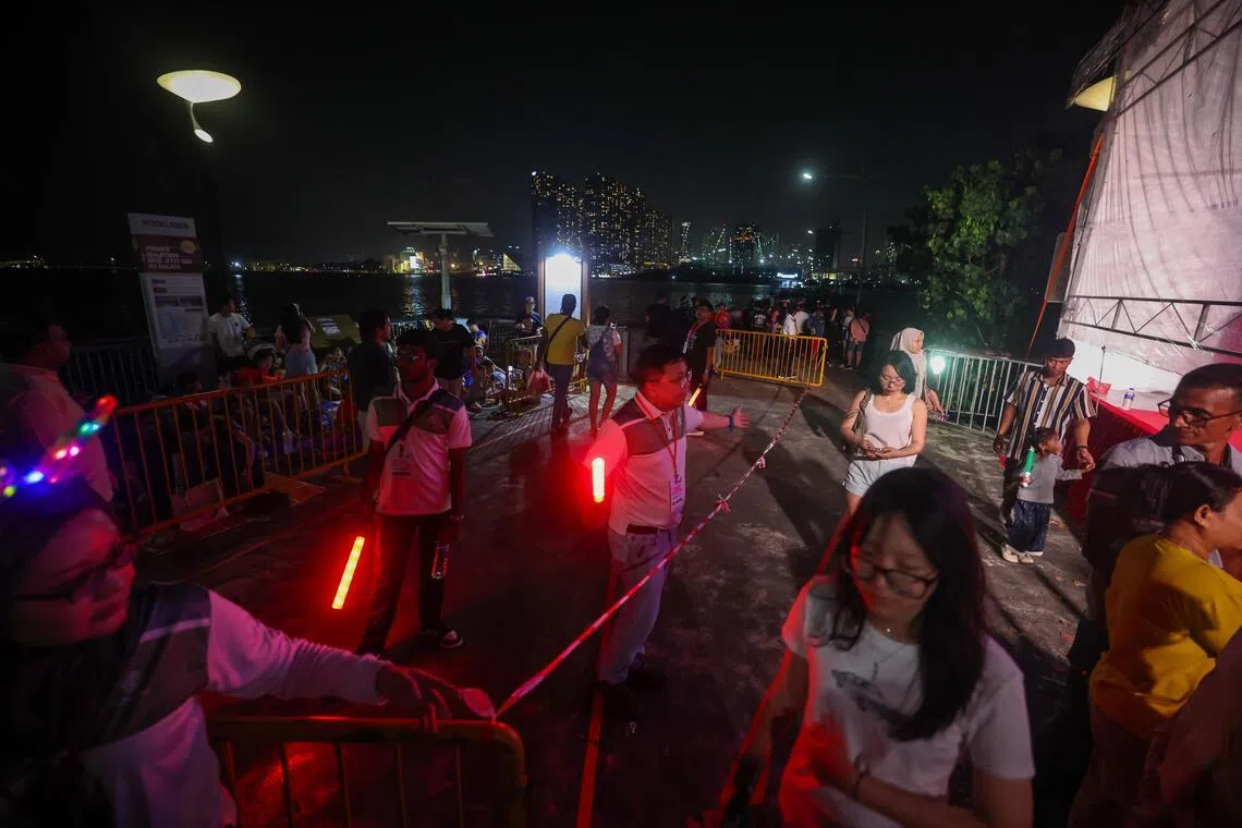 为确保大家都能在安全的环境下开心倒数跨年，当局出动保安人员在兀兰海滨公园维持秩序。（陈渊庄摄）