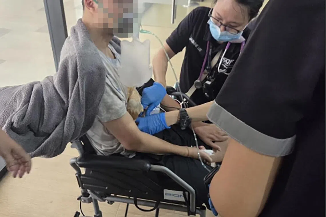 伊斯雅一家顺利疏散后，医护人员第一时间为马克检查身体。（受访者提供）