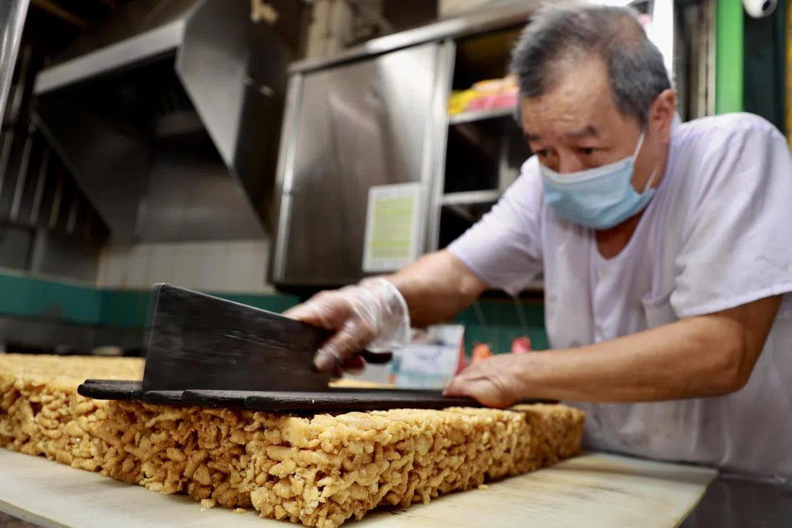手工沙琪玛制作工序繁琐耗时。（特约陈来福摄）