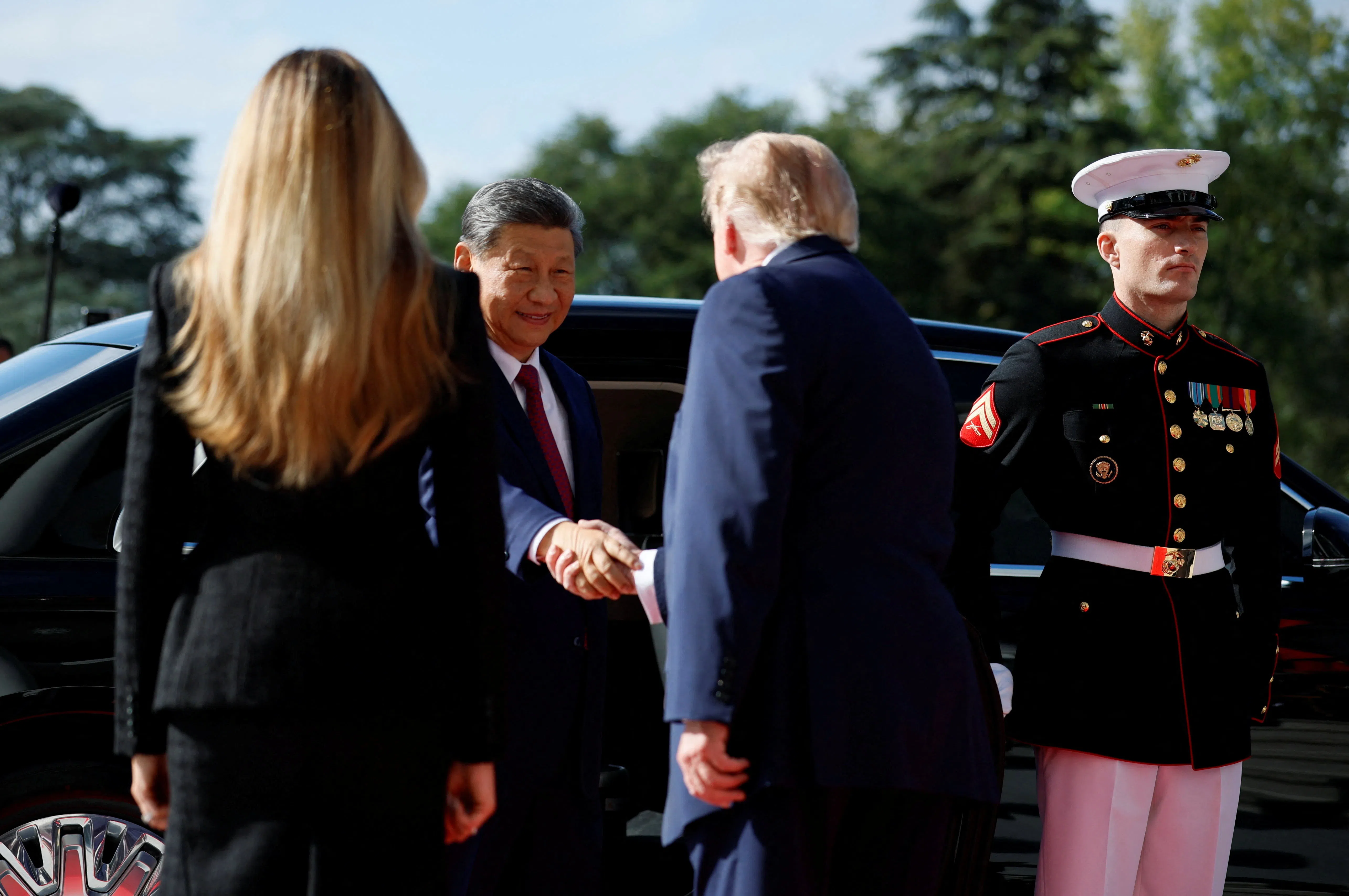中国国家主席习近平（左二）与夫人彭丽媛（不在图中）当地时间星期四（9月24日）上午10时零5分乘车抵达白宫，美国总统特朗普（右二背对镜头者）与第一夫人梅拉尼娅（左一背对镜头者）在白宫南门廊迎接。习近平下车后，特朗普上前与他握手简短寒暄。（路透社）