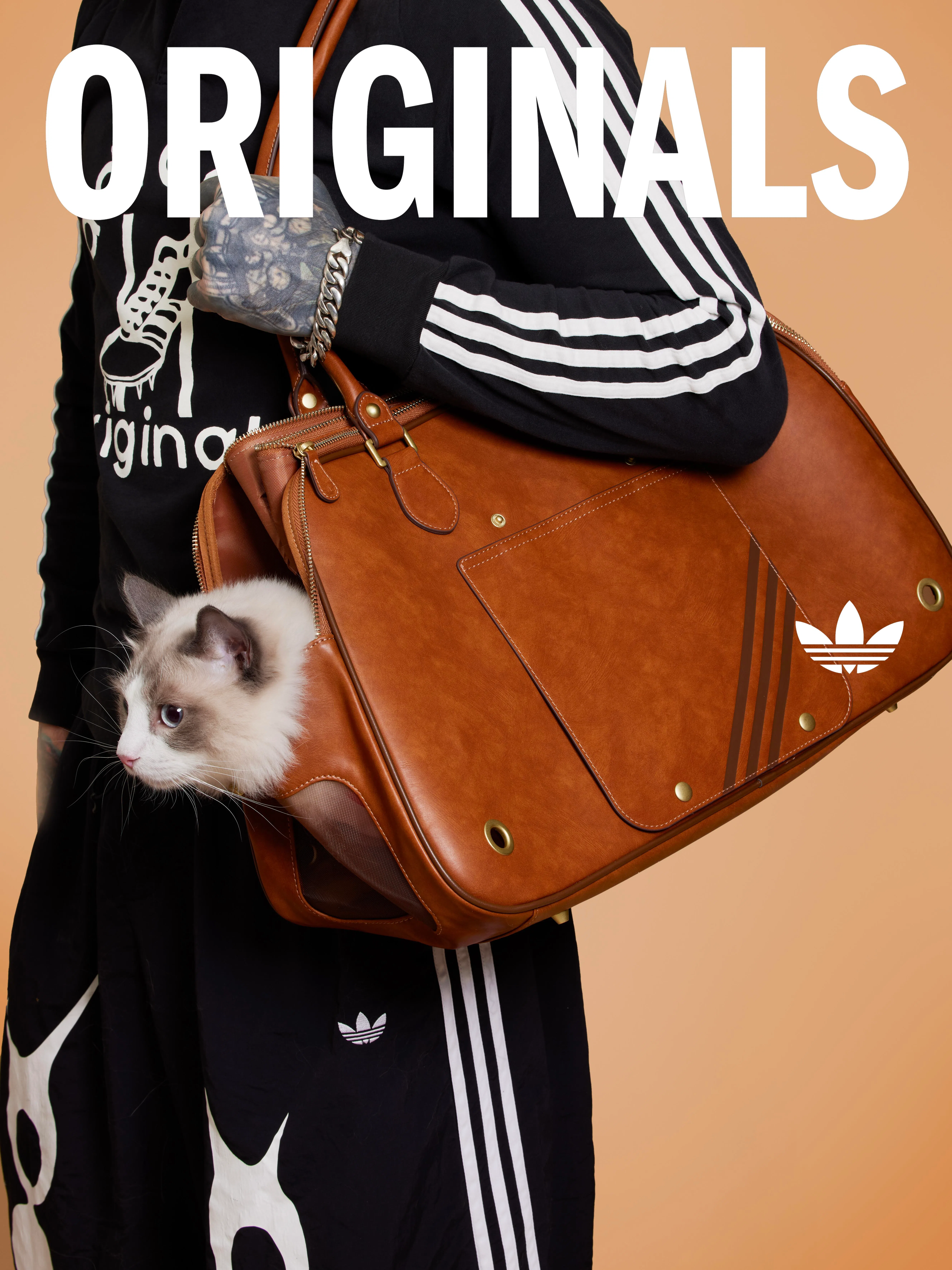 Adidas宠物便携包时尚感十足，打破传统宠物便携包过度强调的功能性。（Adidas图片）